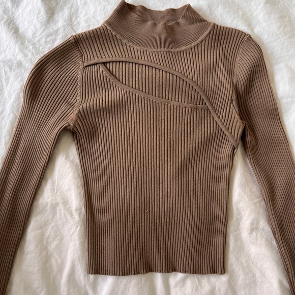 Nude mauve Aritzia top with cut out - Picture 2 of 4